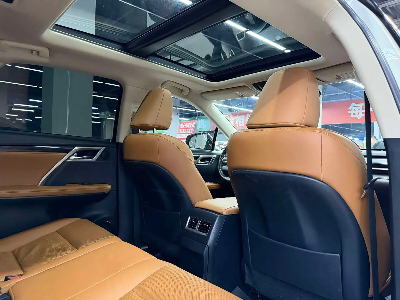 Lexus RX 2019 — Photo 9/20