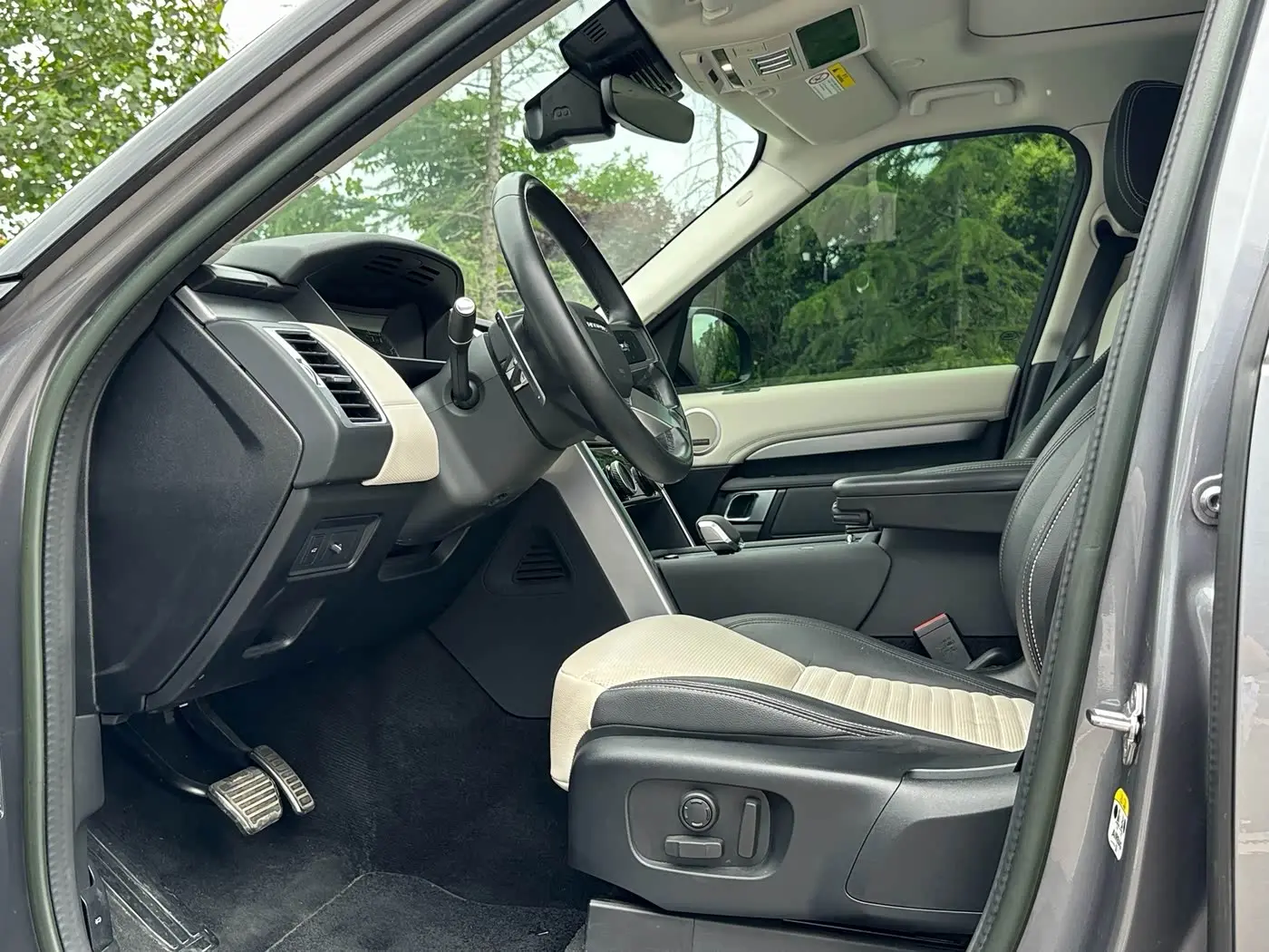 Land Rover Discovery 2023 — Photo 8/20