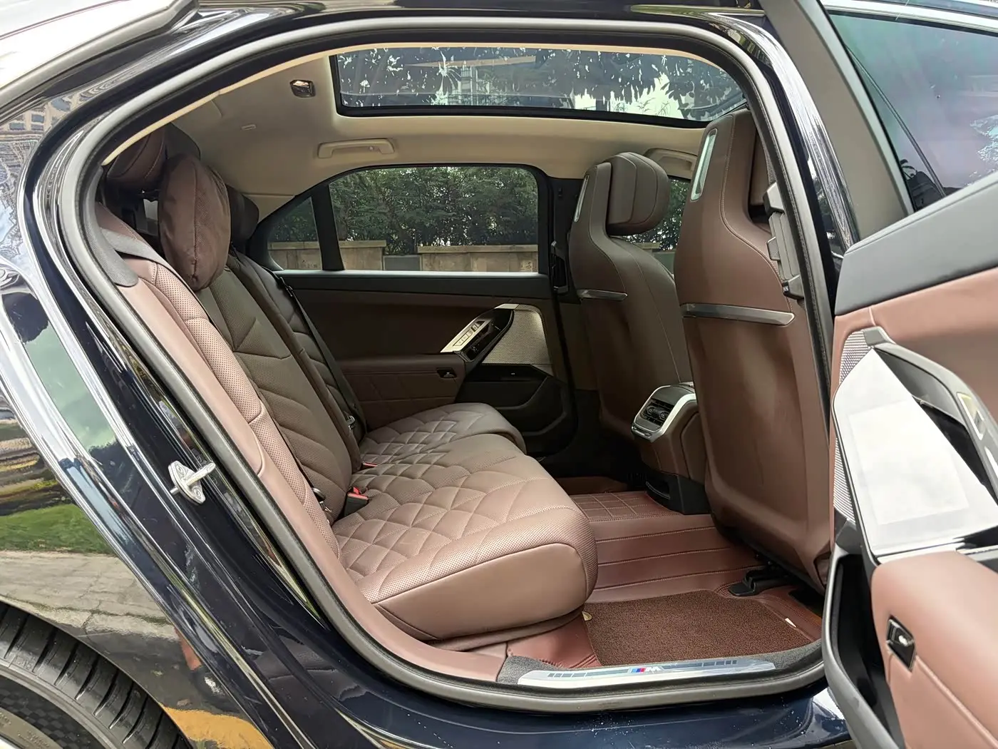 BMW 7 Series 2024 — Photo 9/17