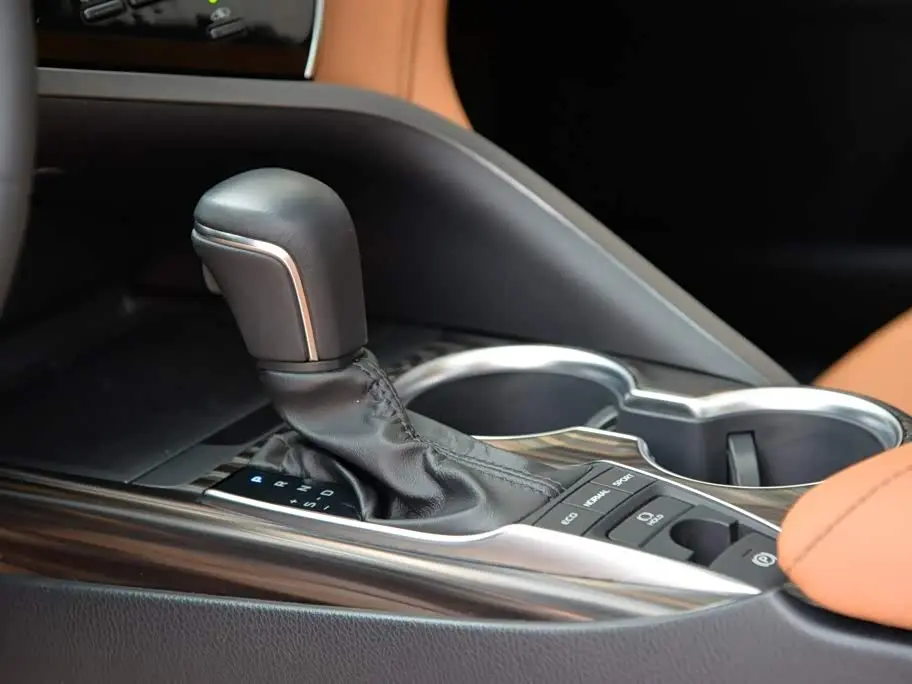 Toyota Camry 2021 — ფოტო 8/16