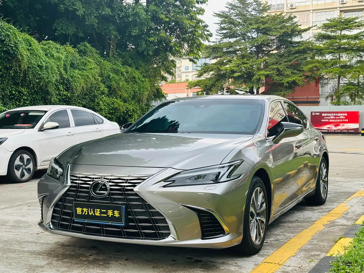 Lexus ES 2025 — Photo 1/19