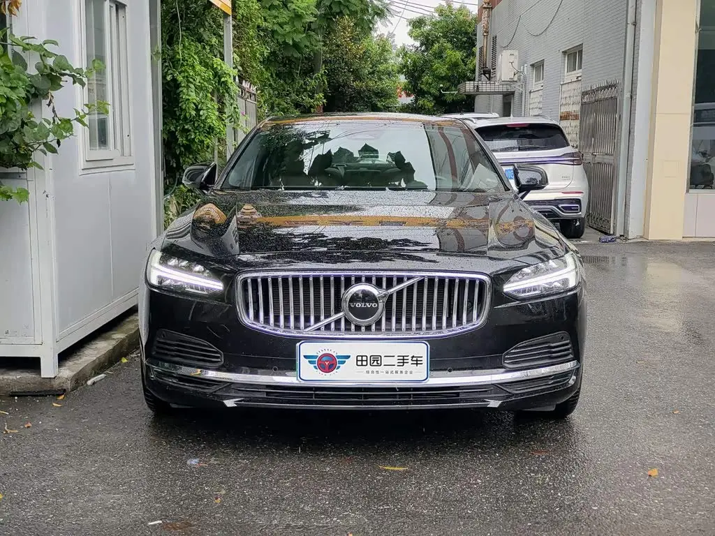 Volvo S90 Plug-in Hybrid 2023 — Фото 2/11