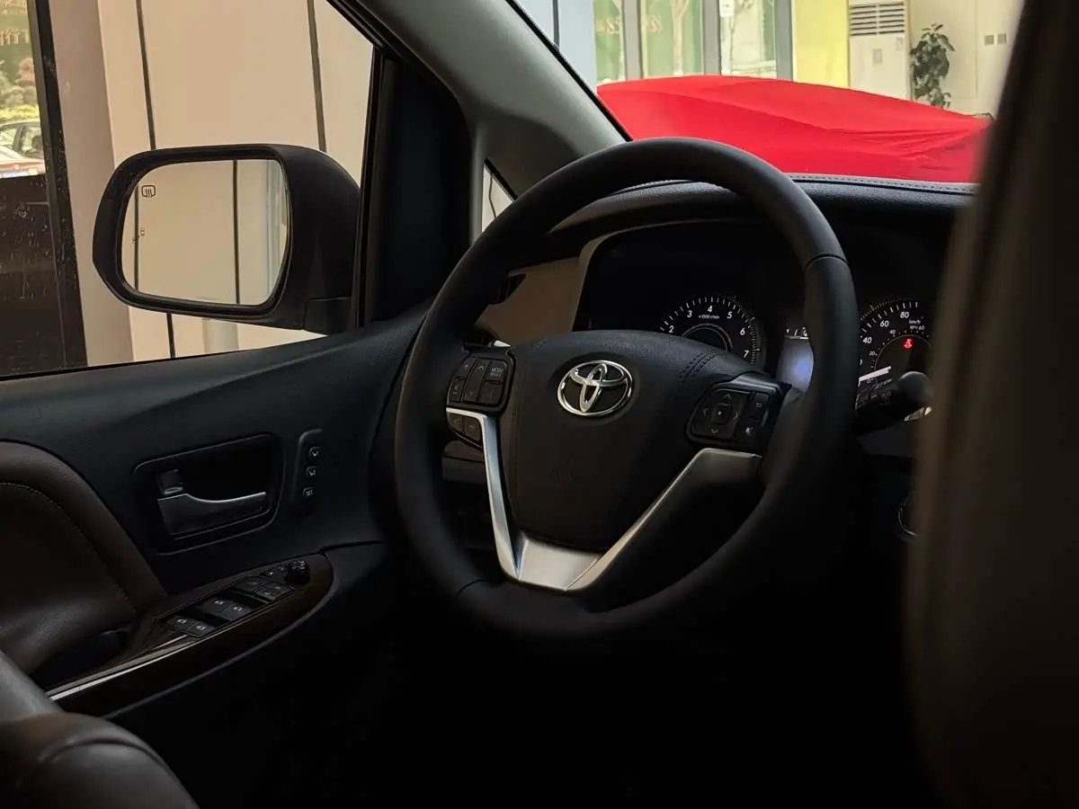 Toyota Sienna 2017 — Şəkil 18/20