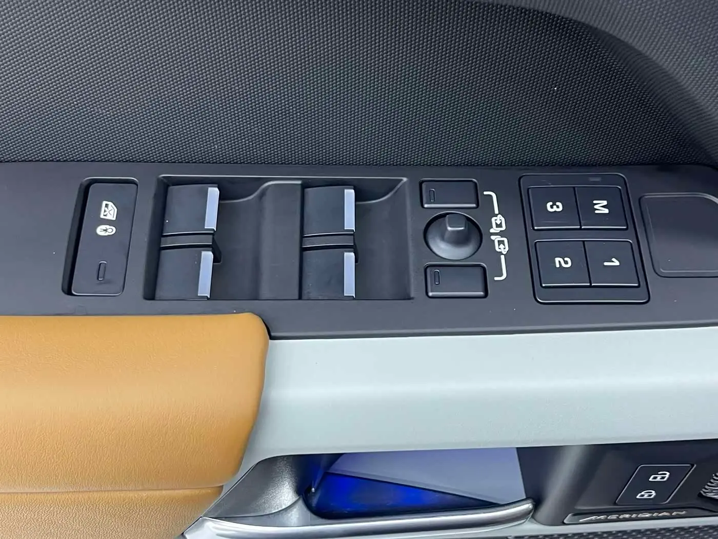 Land Rover Defender 2023 — Photo 17/20