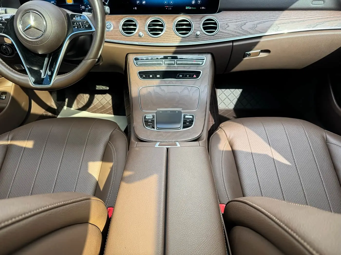 Mercedes-Benz E-Class 2022 — Photo 7/14