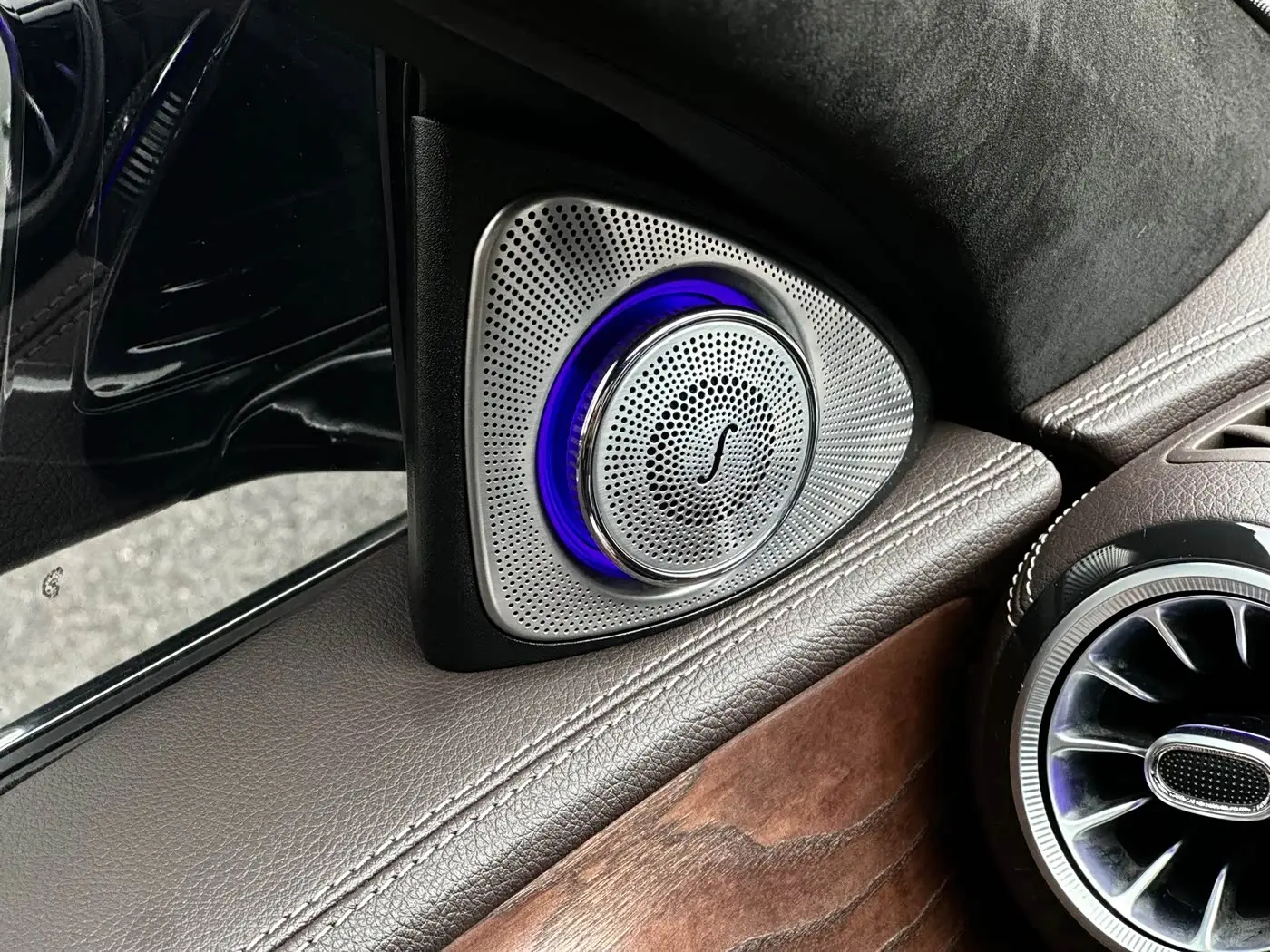 Mercedes-Benz E-Class 2021 — Photo 18/18