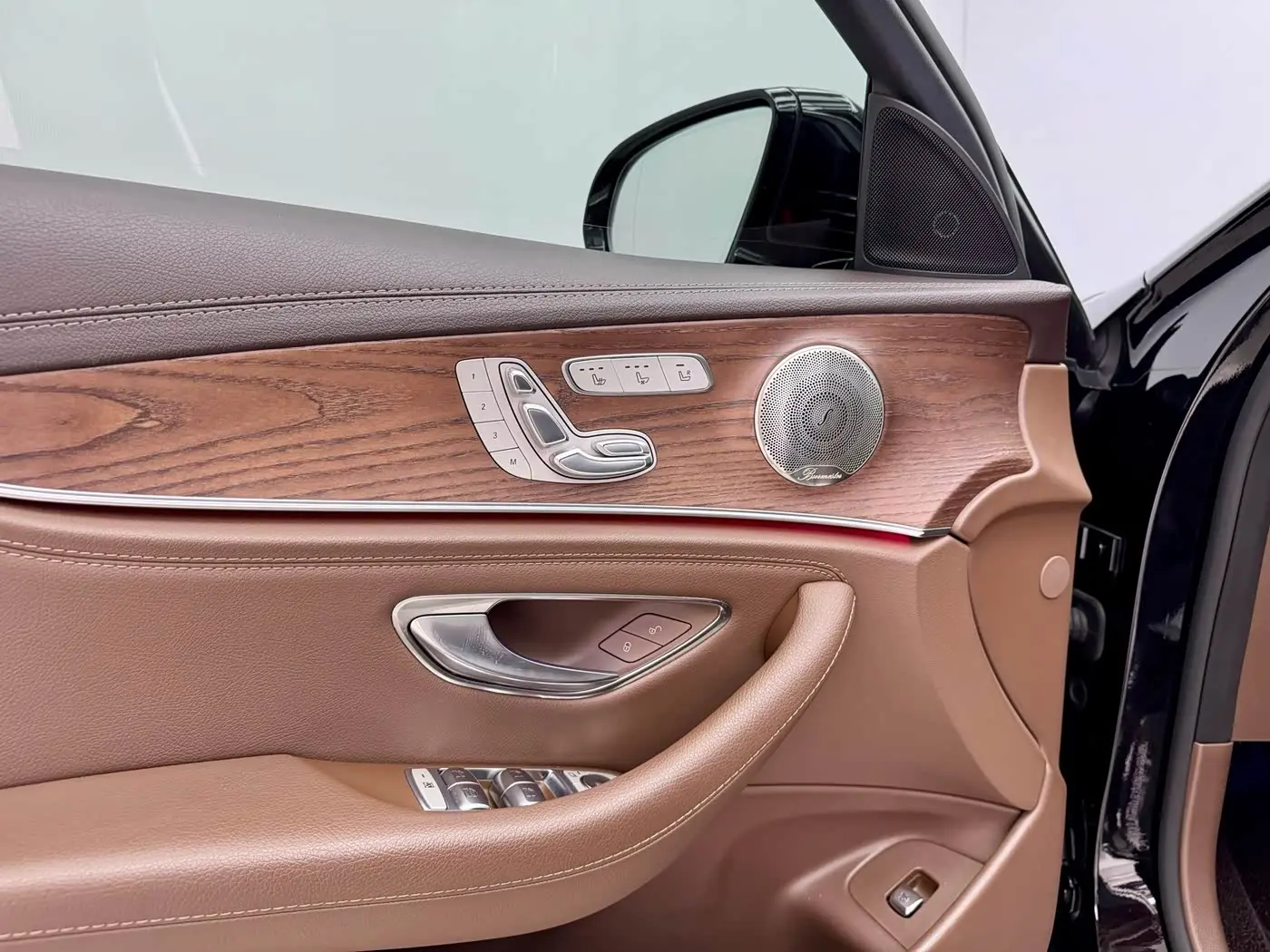 Mercedes-Benz E-Class 2022 — Photo 9/20