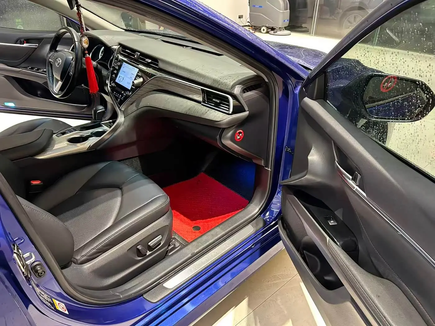 Toyota Camry 2018 — Фото 16/17