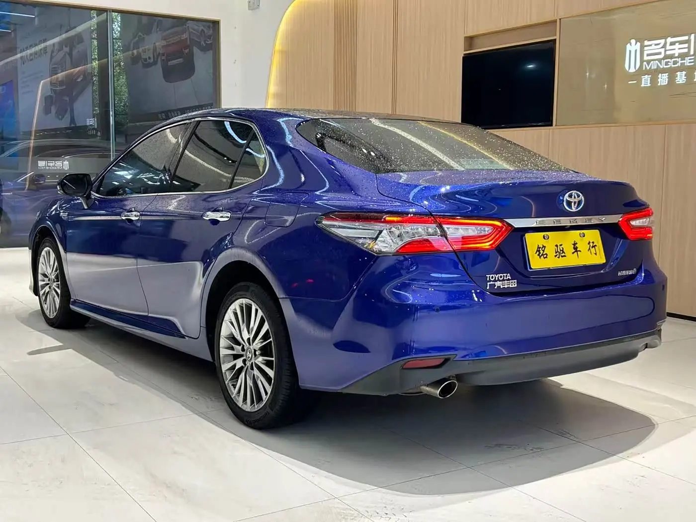 Toyota Camry 2018 — Фото 4/17
