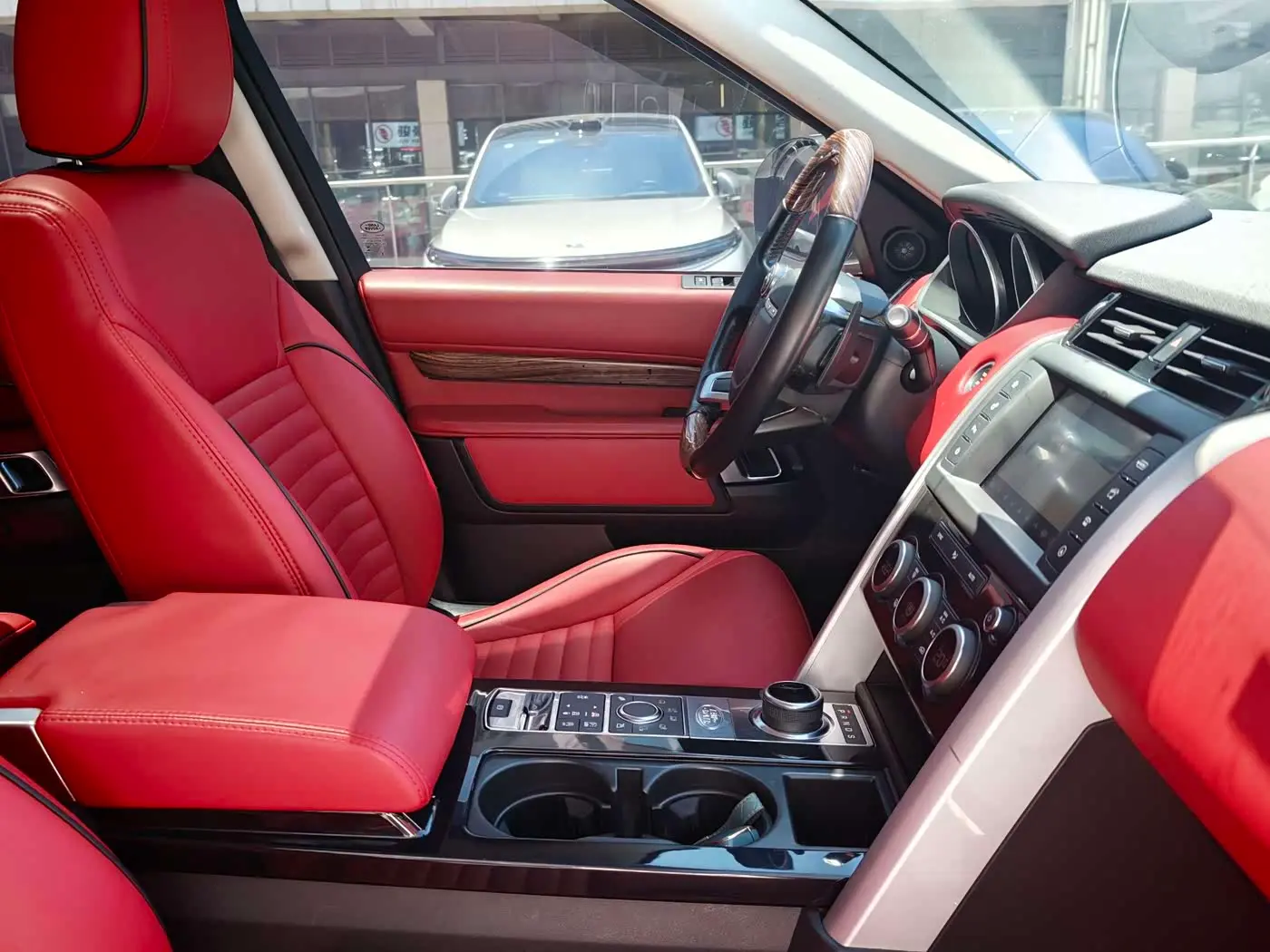 Land Rover Discovery 2020 — Photo 9/20