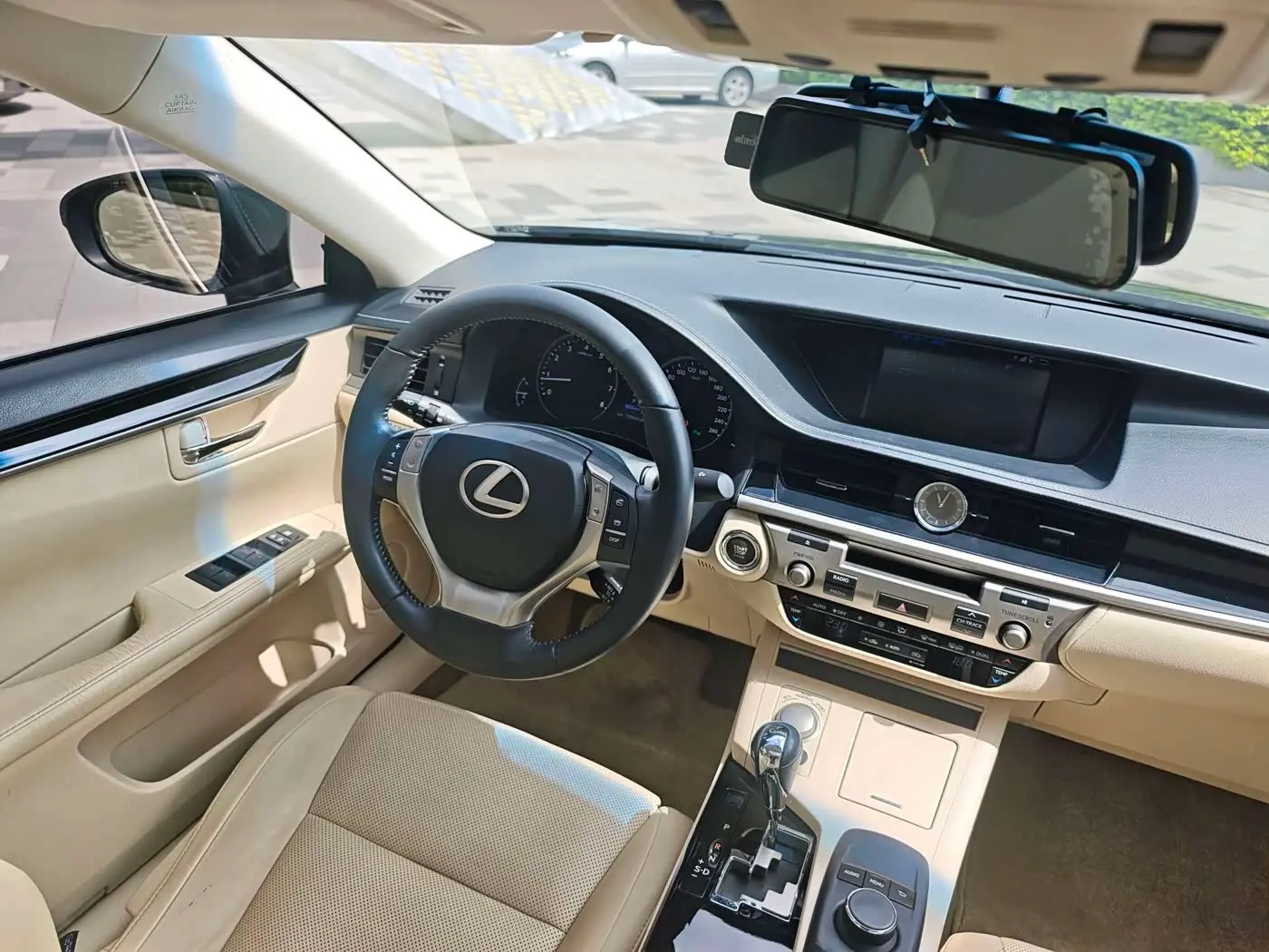 Lexus ES 2015 — Photo 16/20