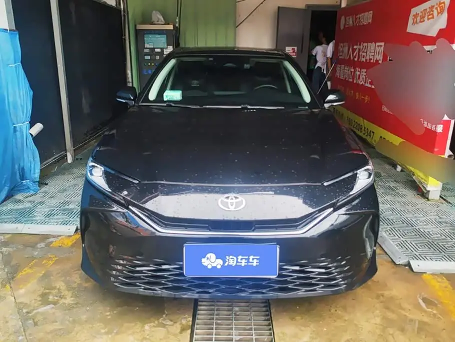 Toyota Camry 2025 — Фото 2/16