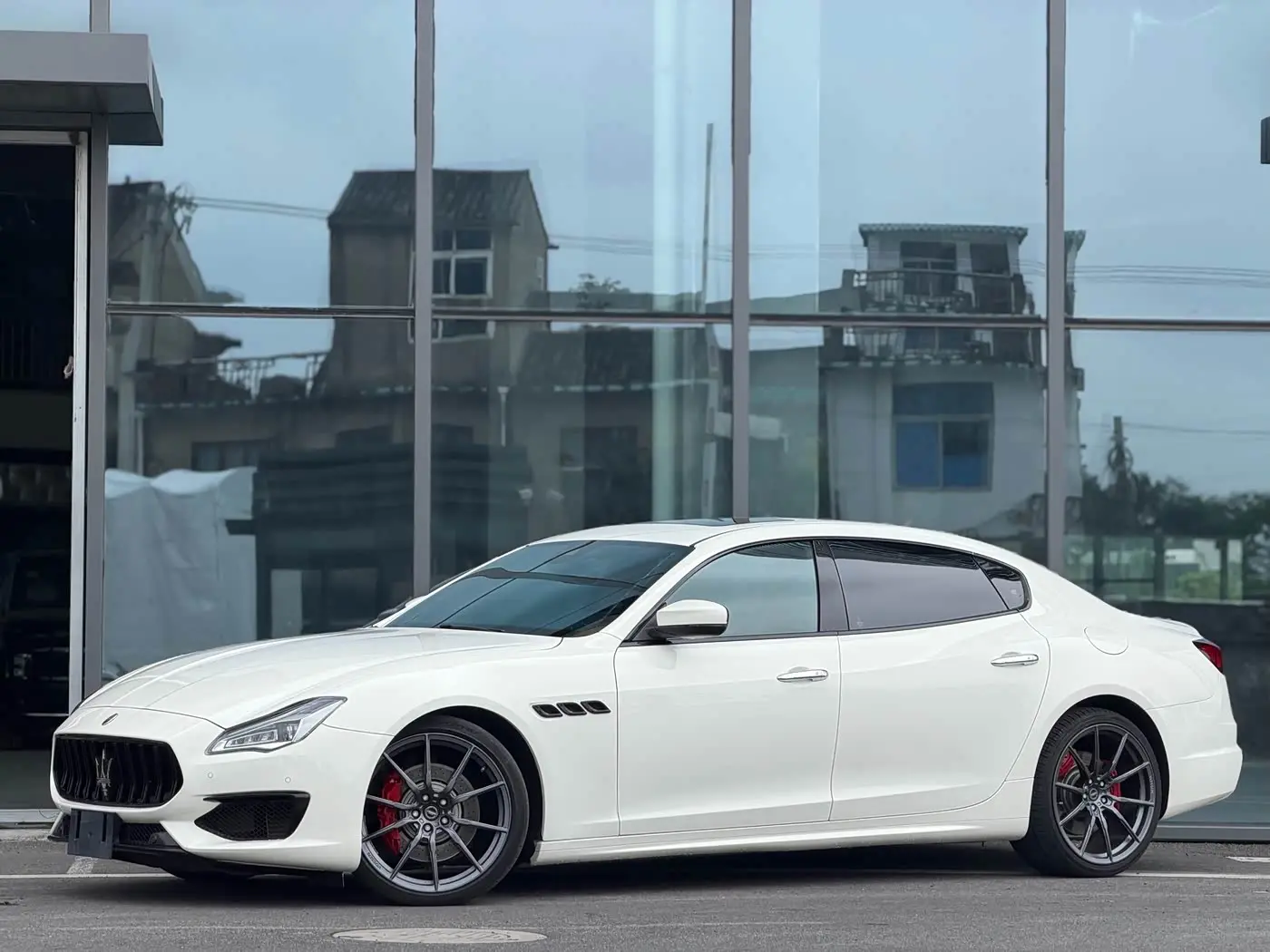 Maserati Quattroporte 2022 — Photo 1/17