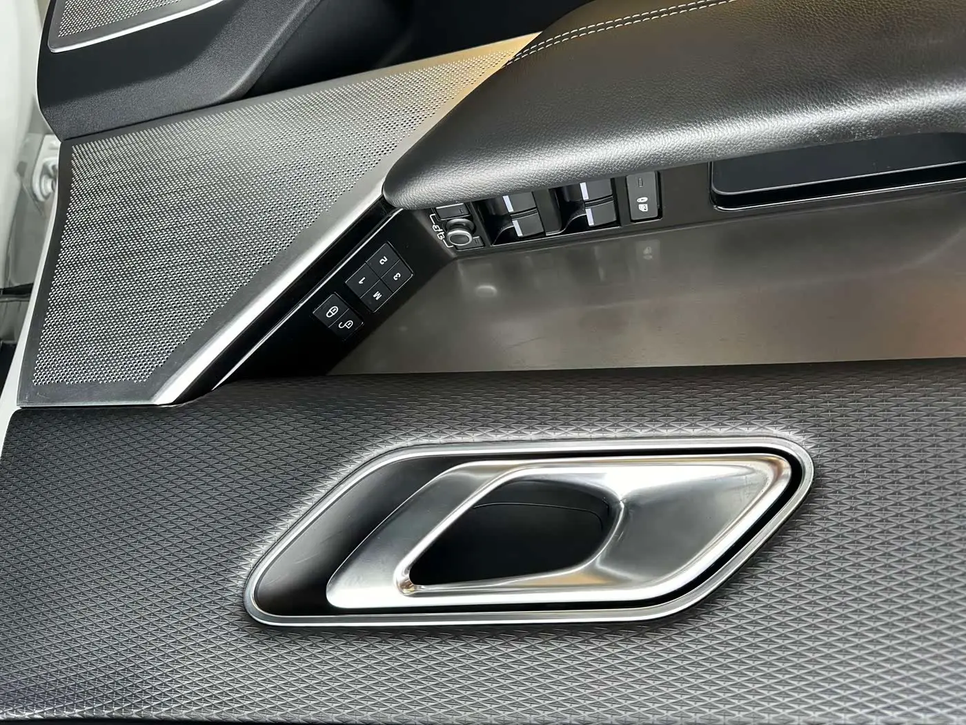 Land Rover Range Rover Velar 2019 — Photo 11/17