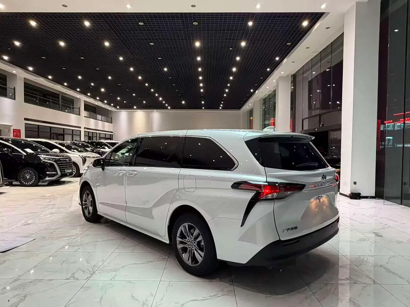 Toyota Sienna 2026 — Şəkil 13/15