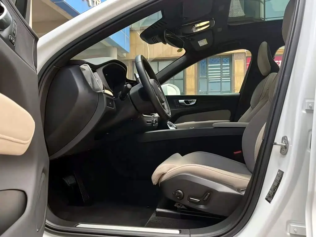 Volvo XC60 2025 — Photo 9/14