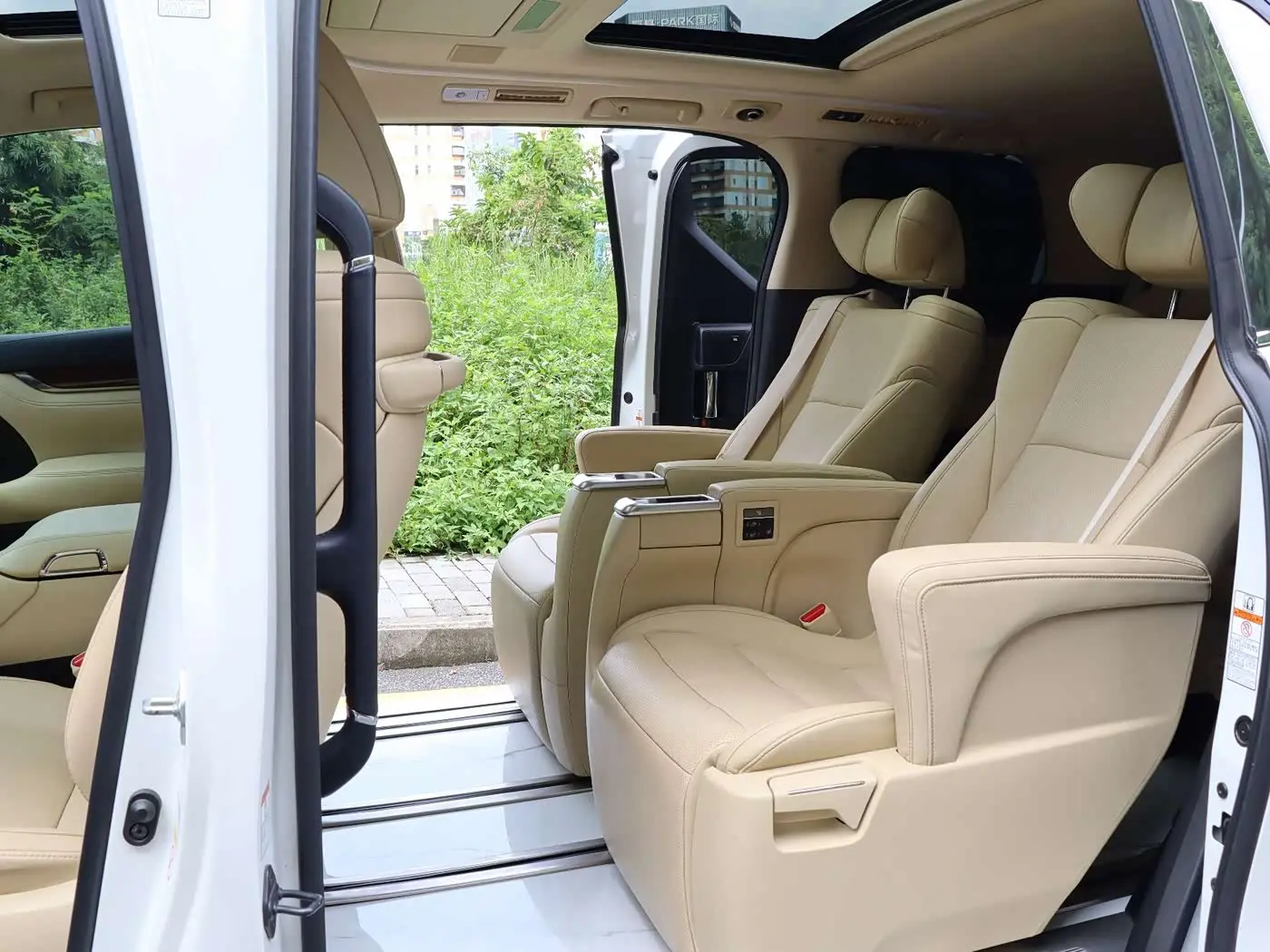 Toyota Alphard 2018 — Фото 11/16
