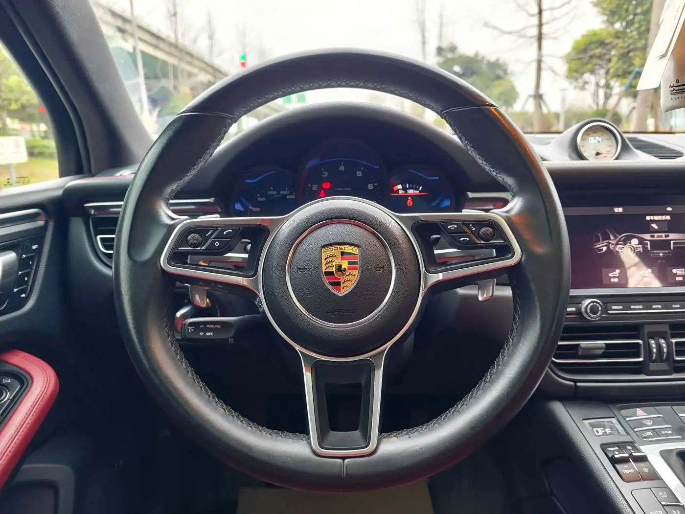 Porsche Macan 2021 — Photo 9/16