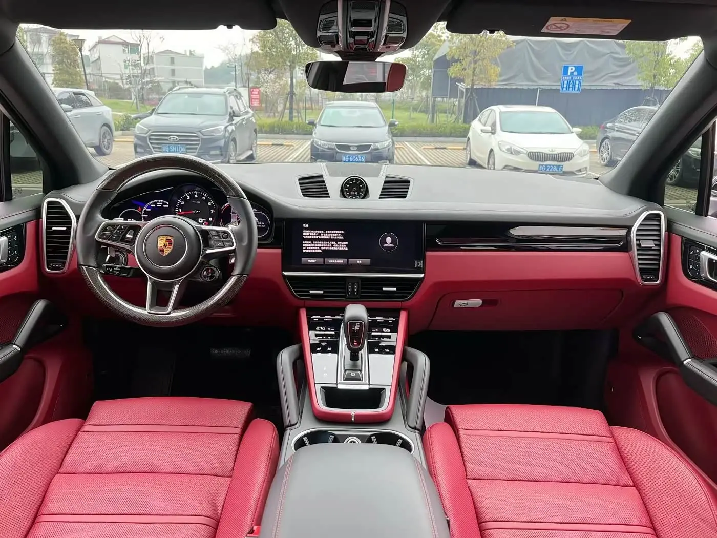 Porsche Cayenne 2022 — Photo 6/10