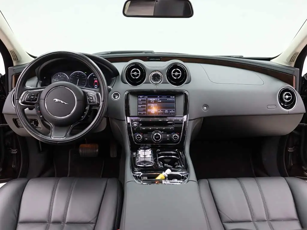Jaguar XJ 2014 — Photo 16/20