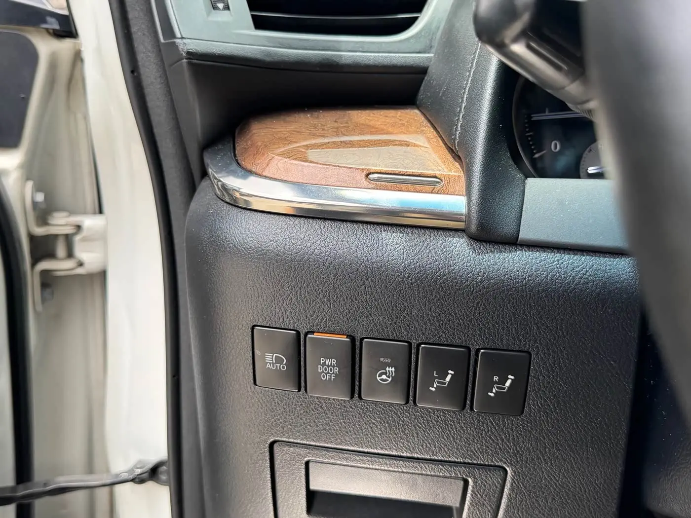 Toyota Alphard 2016 — Photo 17/19