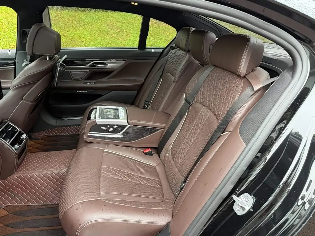 BMW 7 Series 2018 — Photo 12/14