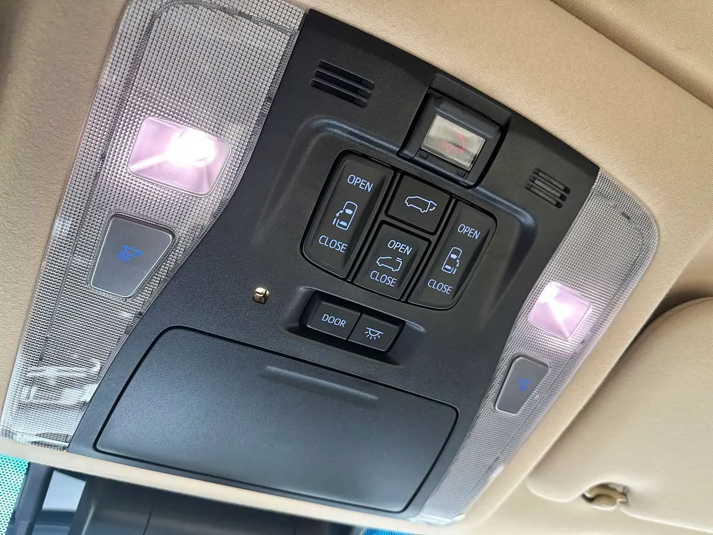 Toyota Vellfire 2022 — Photo 18/19