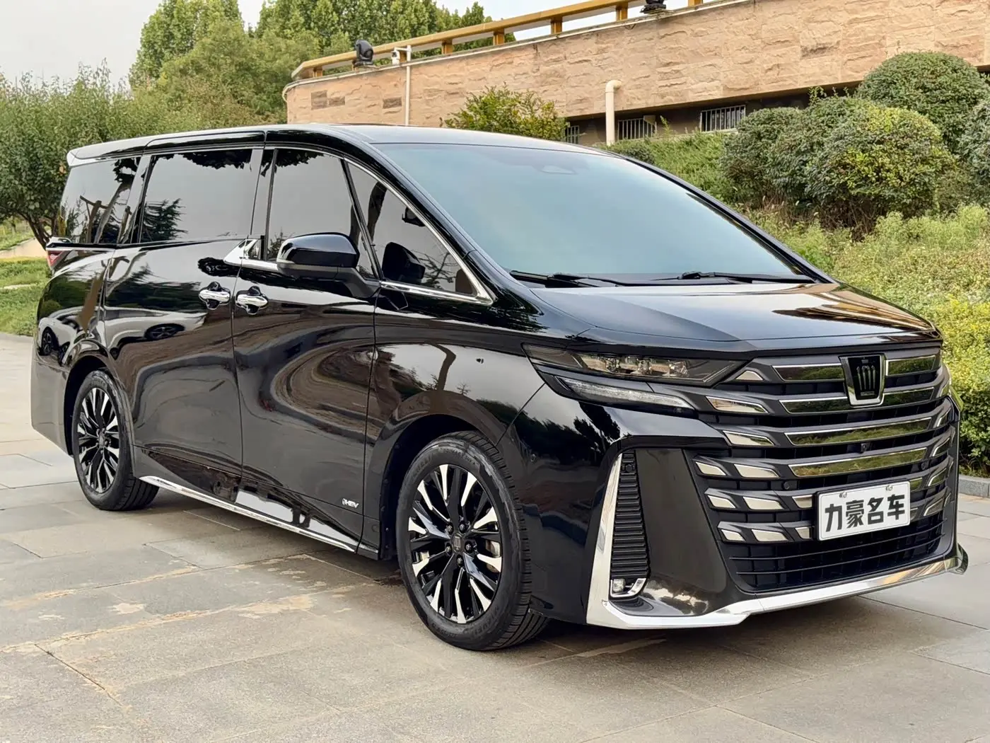 Toyota Vellfire 2023 — Photo 3/16