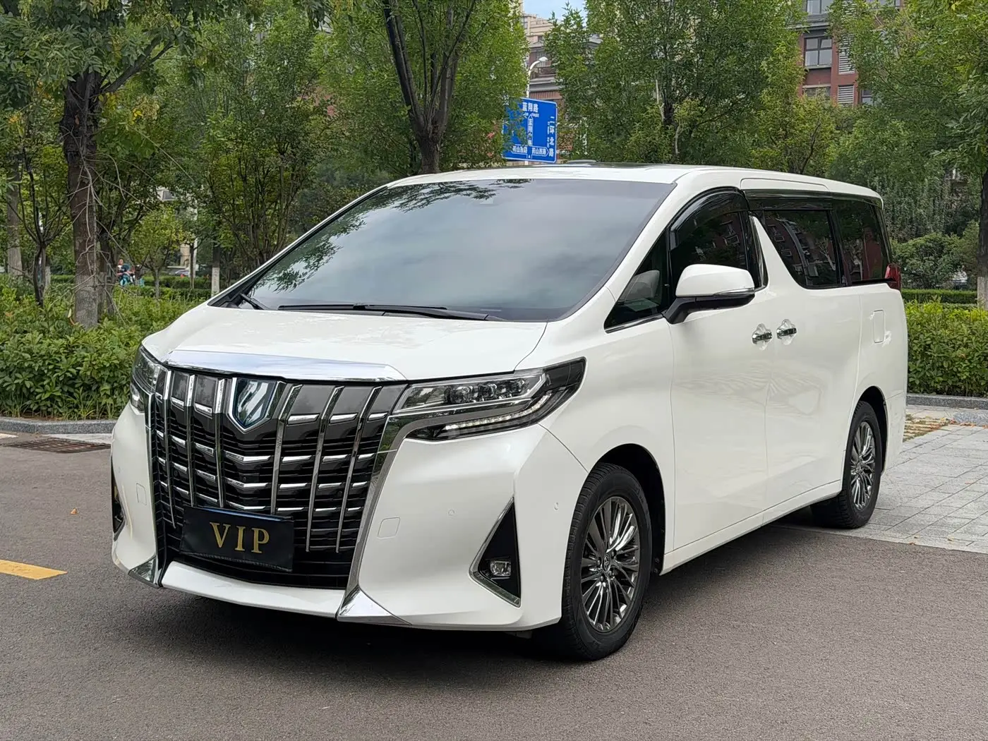 Toyota Alphard 2024 — Photo 1/20
