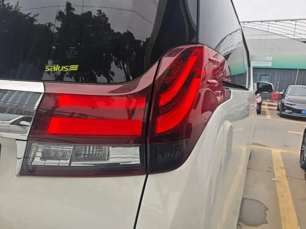 Toyota Alphard 2017 — Photo 8/20