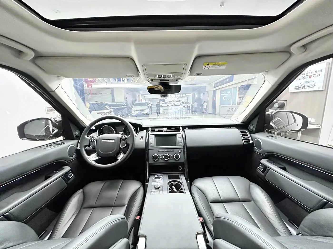 Land Rover Discovery 2017 — Photo 11/20