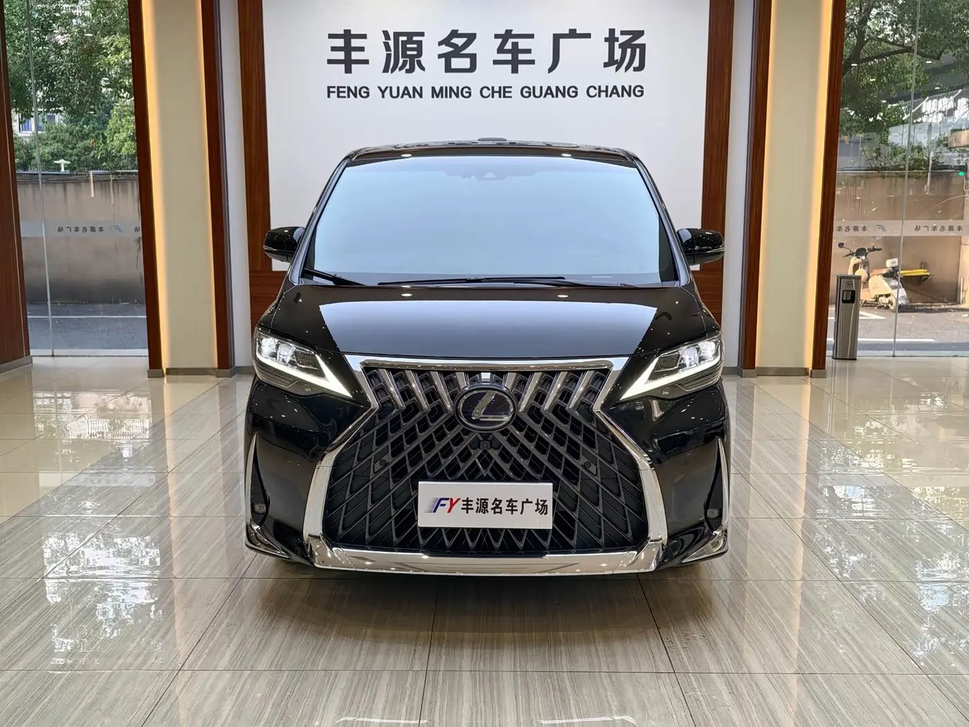 Lexus LM 2022 — Photo 2/20