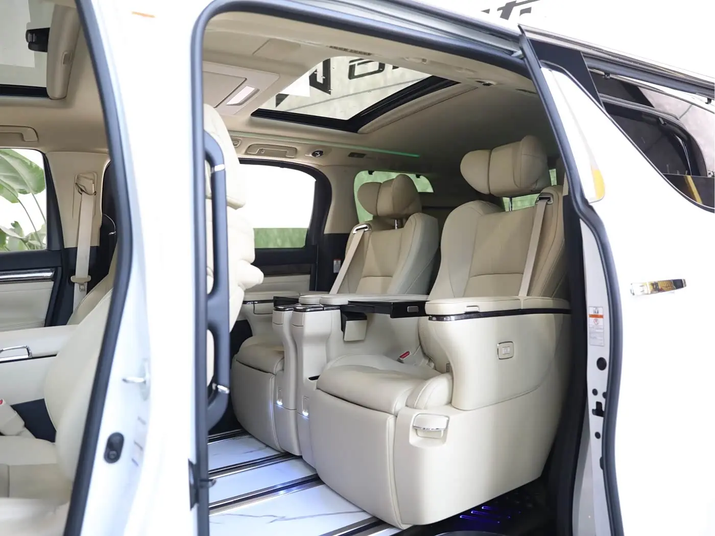 Toyota Vellfire 2023 — Photo 13/18