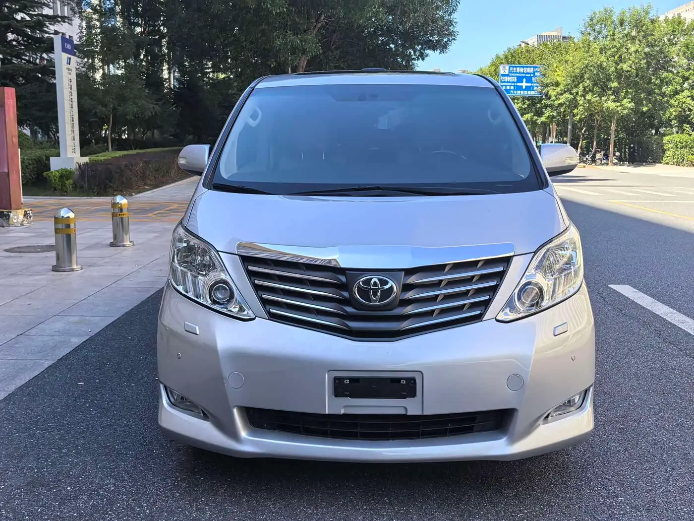 Toyota Alphard 2010 — Photo 7/20