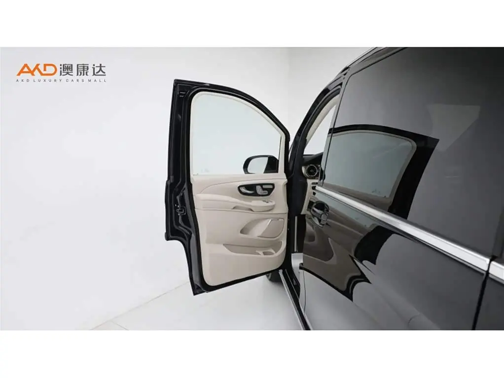 Mercedes-Benz V-Class 2024 — Photo 11/11