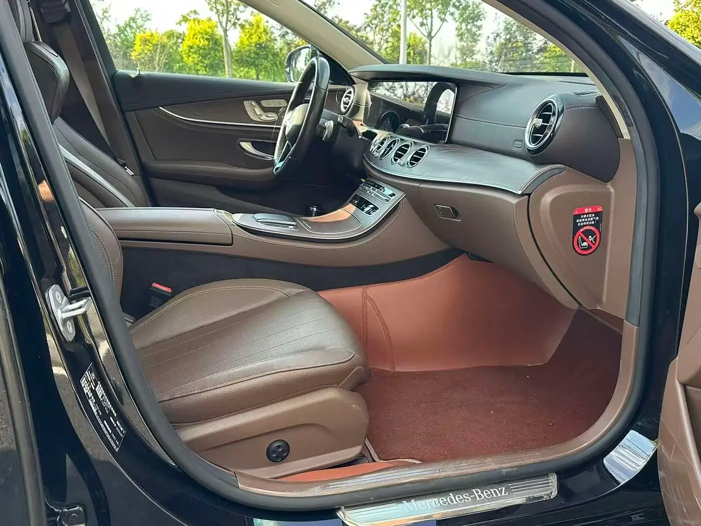 Mercedes-Benz E-Class 2023 — Photo 10/13