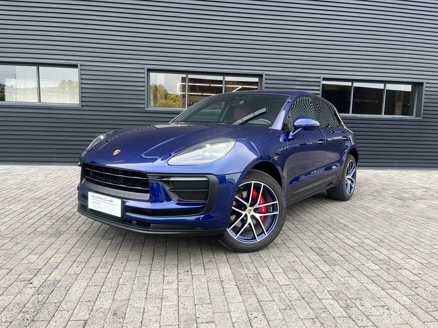 Porsche Macan 2023 — Photo 1/18
