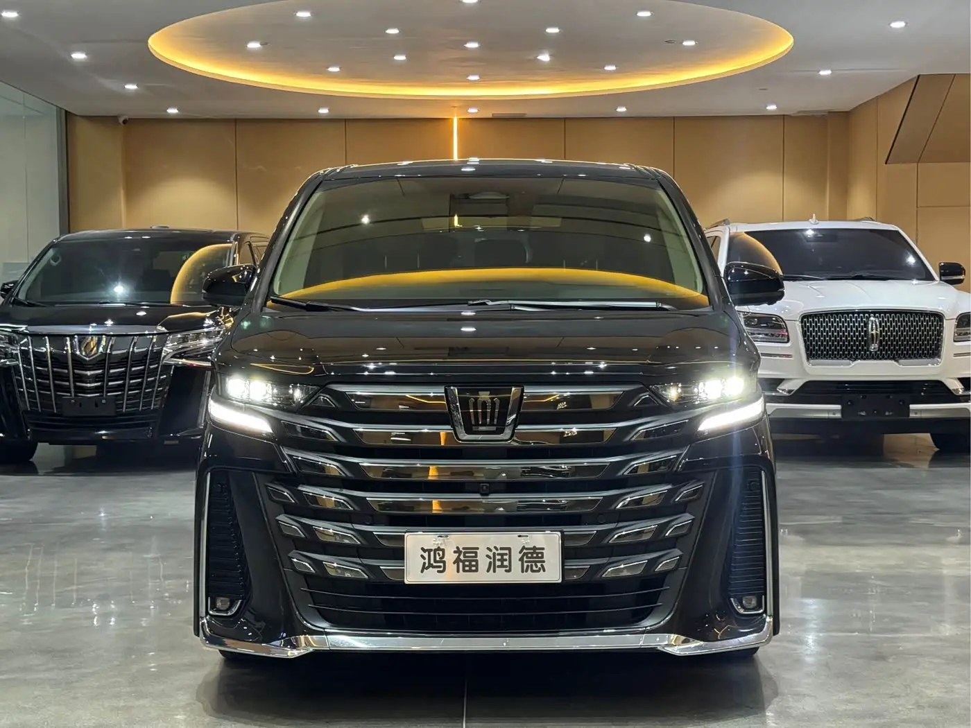 Toyota Vellfire 2023 — Фото 1/11