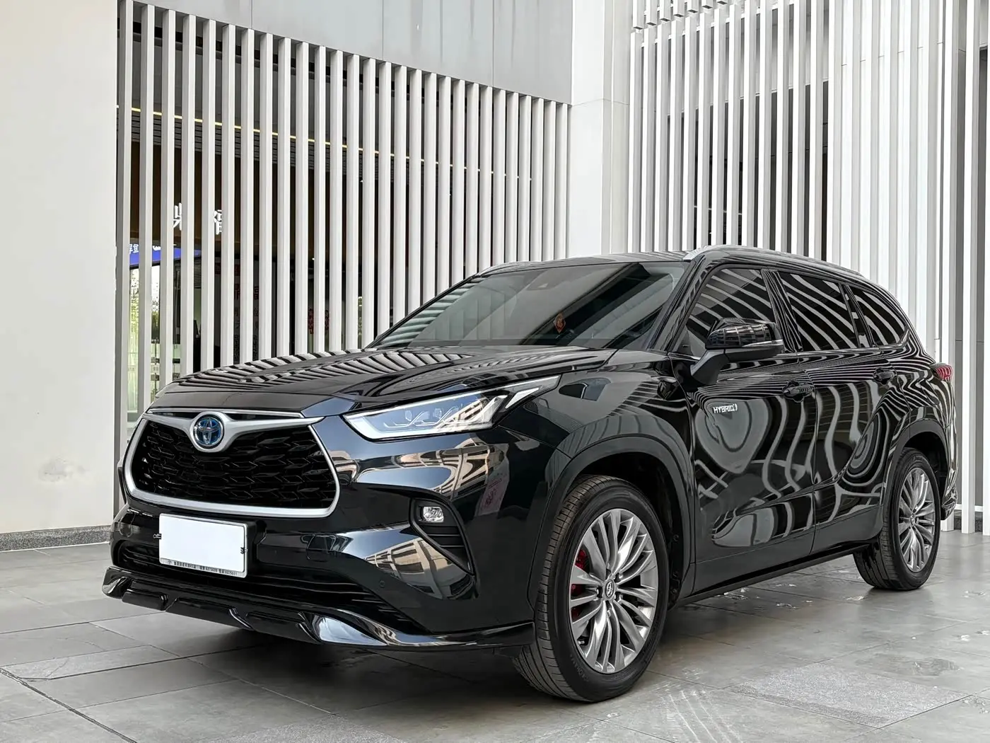 Toyota Highlander 2023 — Фото 1/19