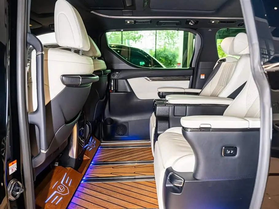Lexus LM 2022 — Photo 11/20