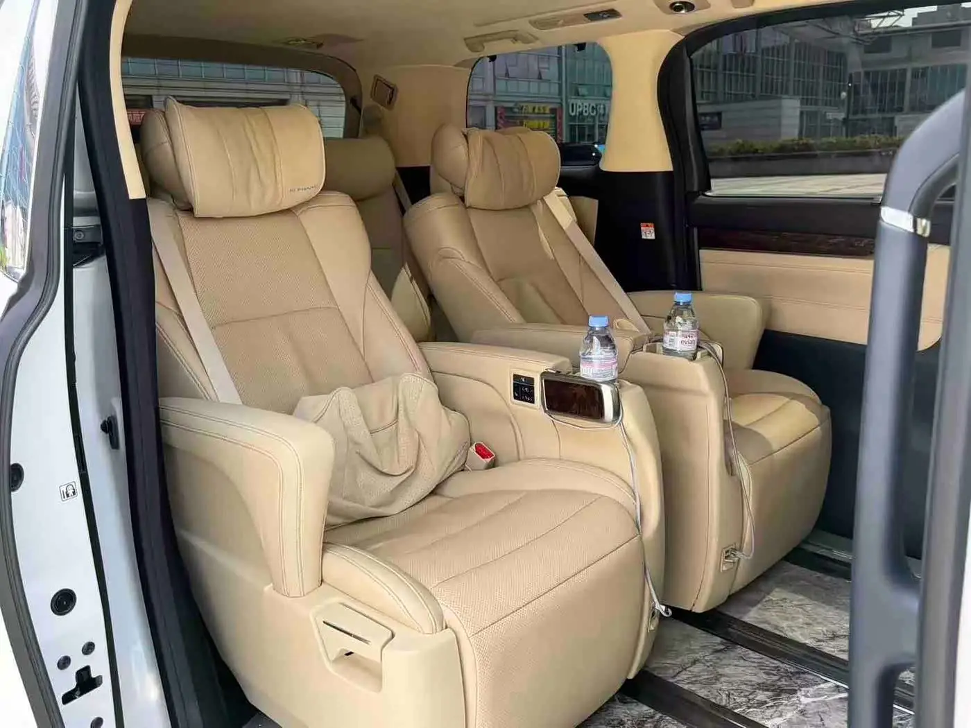 Toyota Alphard 2023 — Photo 8/9