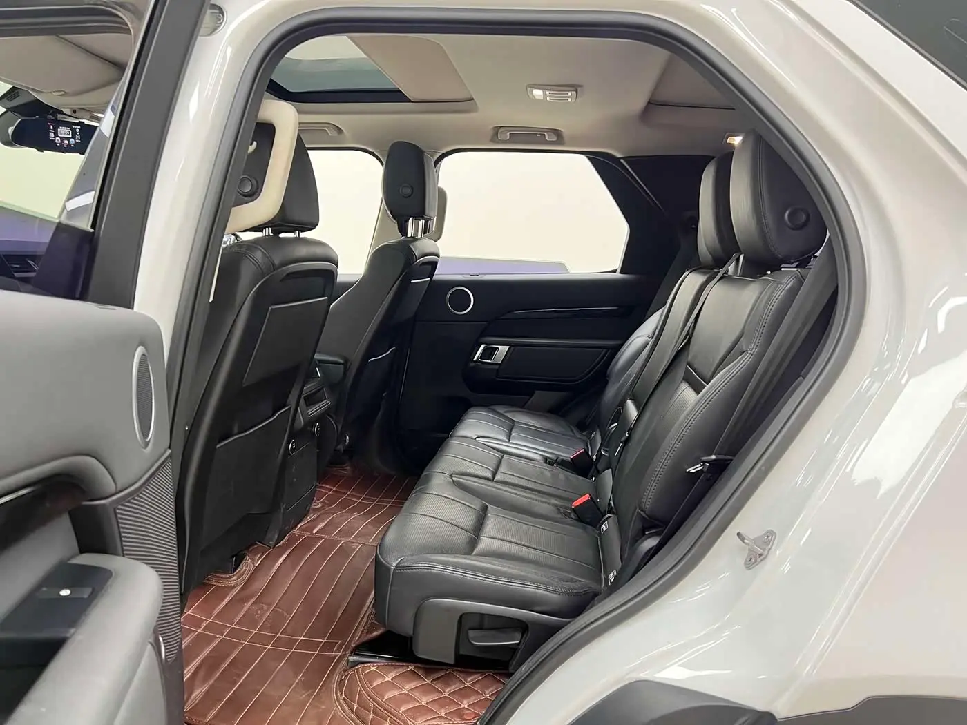 Land Rover Discovery 2017 — Фото 17/20