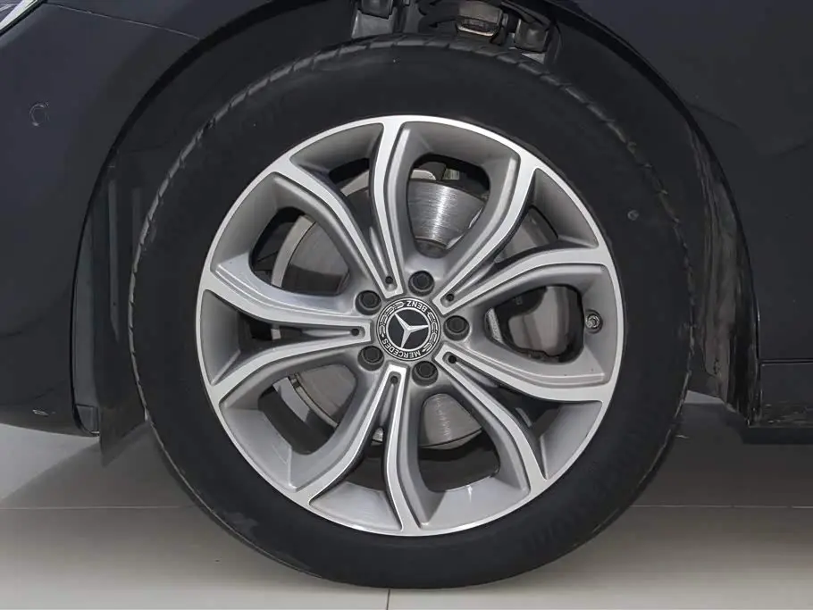 Mercedes-Benz E-Class 2023 — Photo 12/20