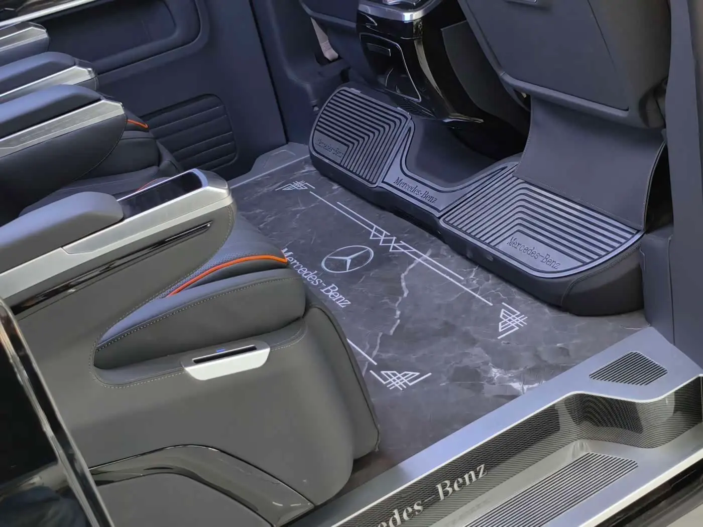 Mercedes-Benz V-Class 2020 — Photo 8/19