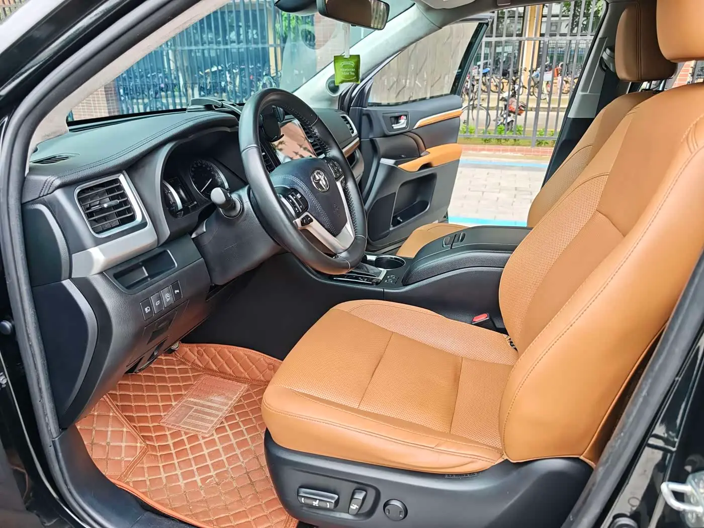 Toyota Highlander 2021 — Photo 7/16