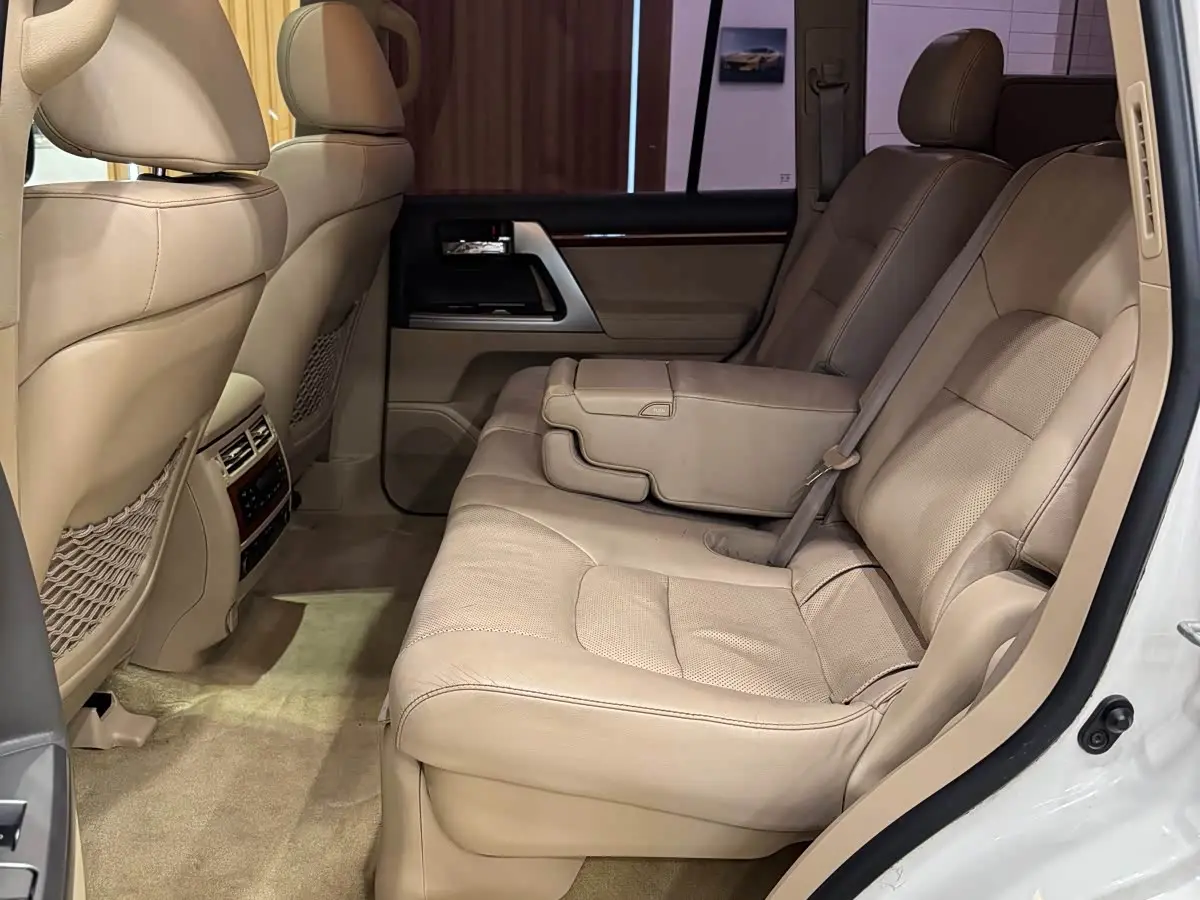 Toyota Land Cruiser 2013 — Photo 10/20