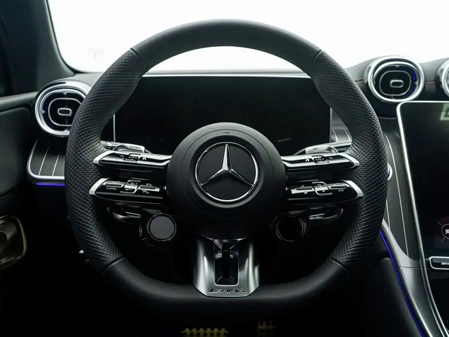 Mercedes-Benz GLC AMG 2025 — Photo 18/20