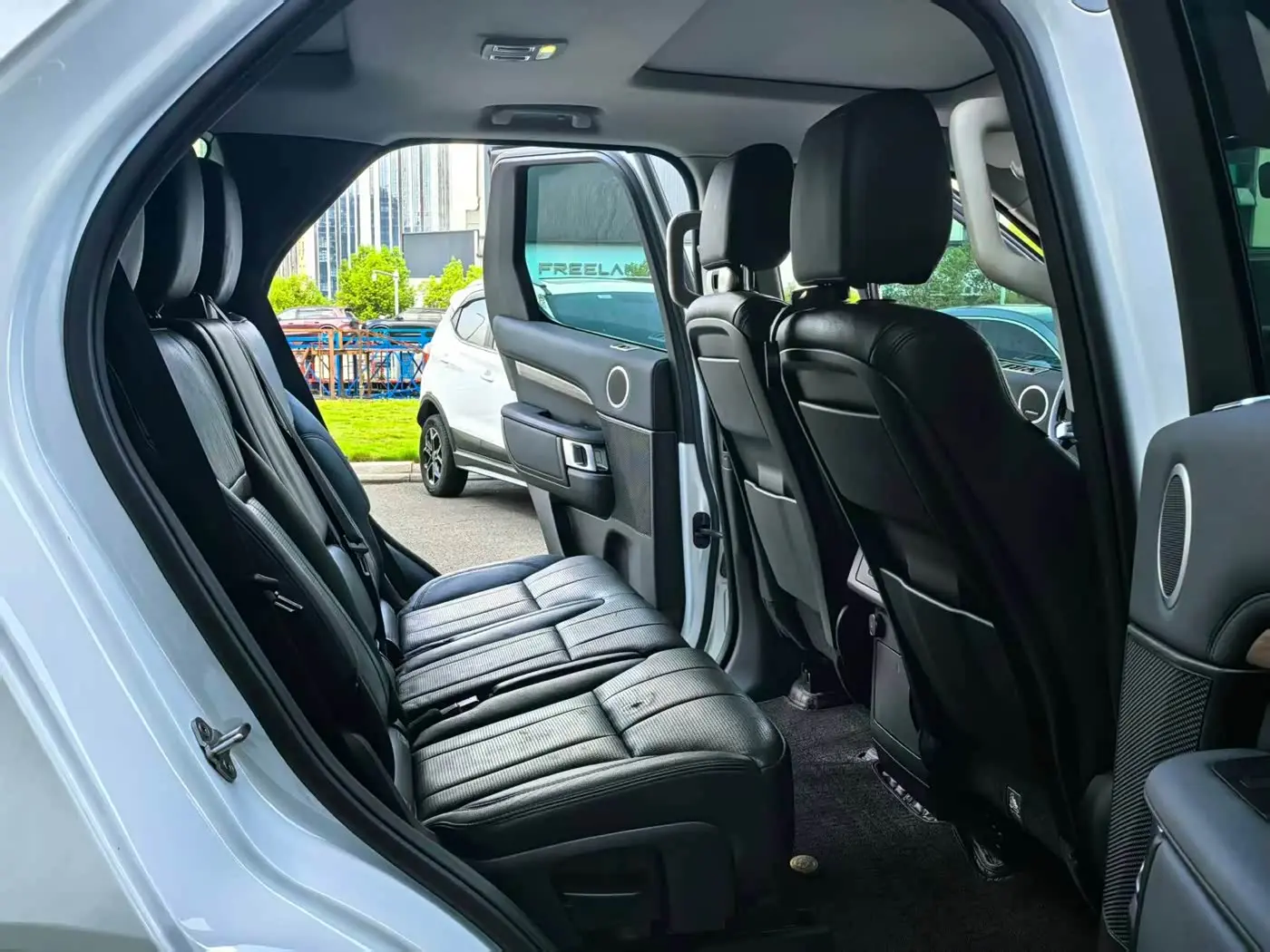 Land Rover Discovery 2019 — Photo 6/17