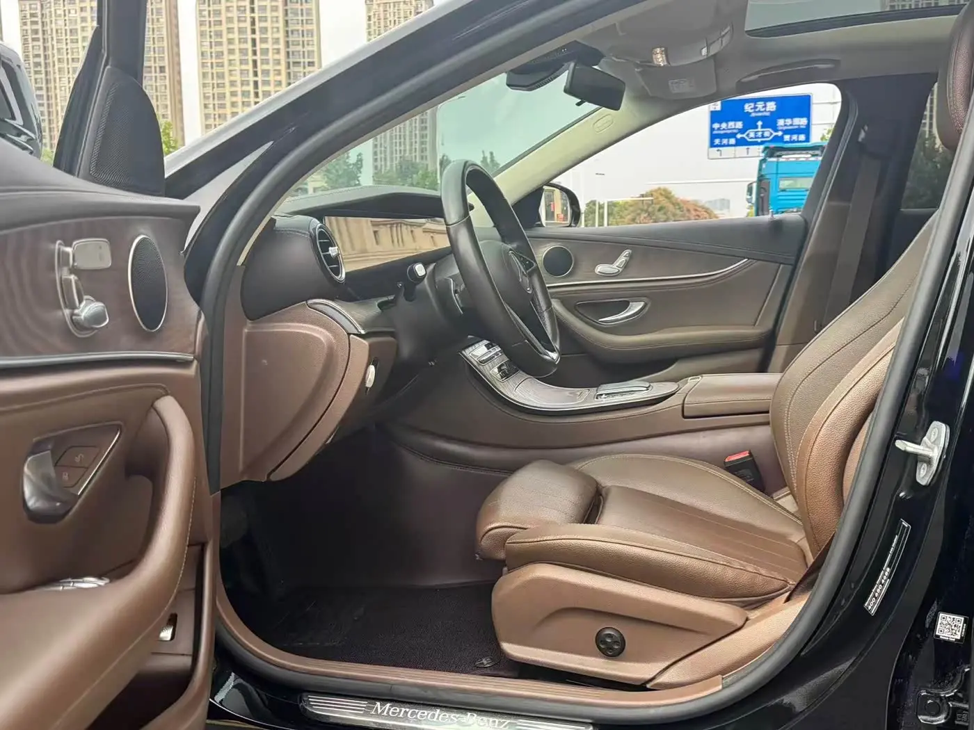 Mercedes-Benz E-Class 2023 — Photo 4/13