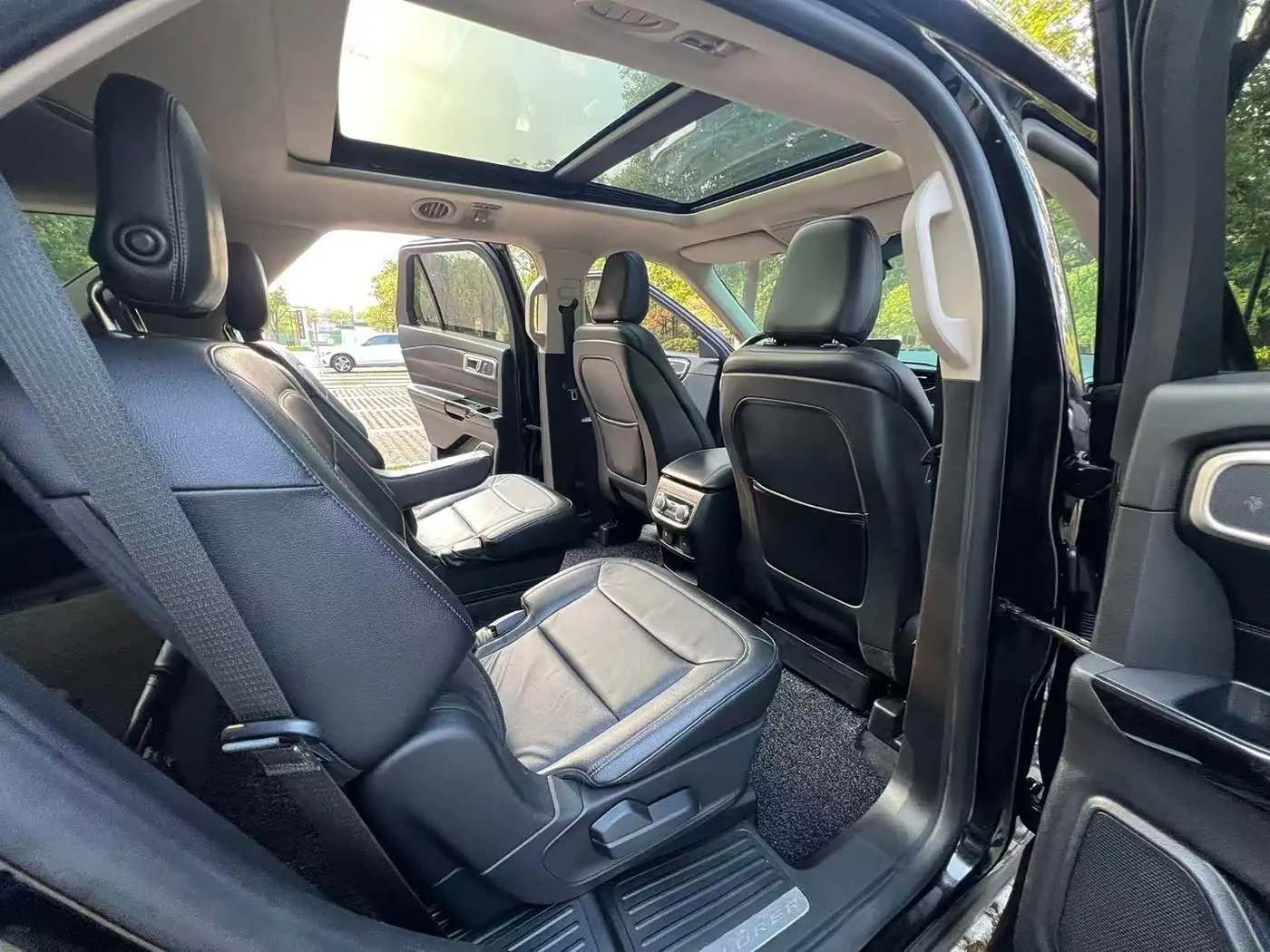 Ford Explorer 2021 — Photo 16/19